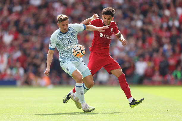 对低廉的薪 对低廉的薪